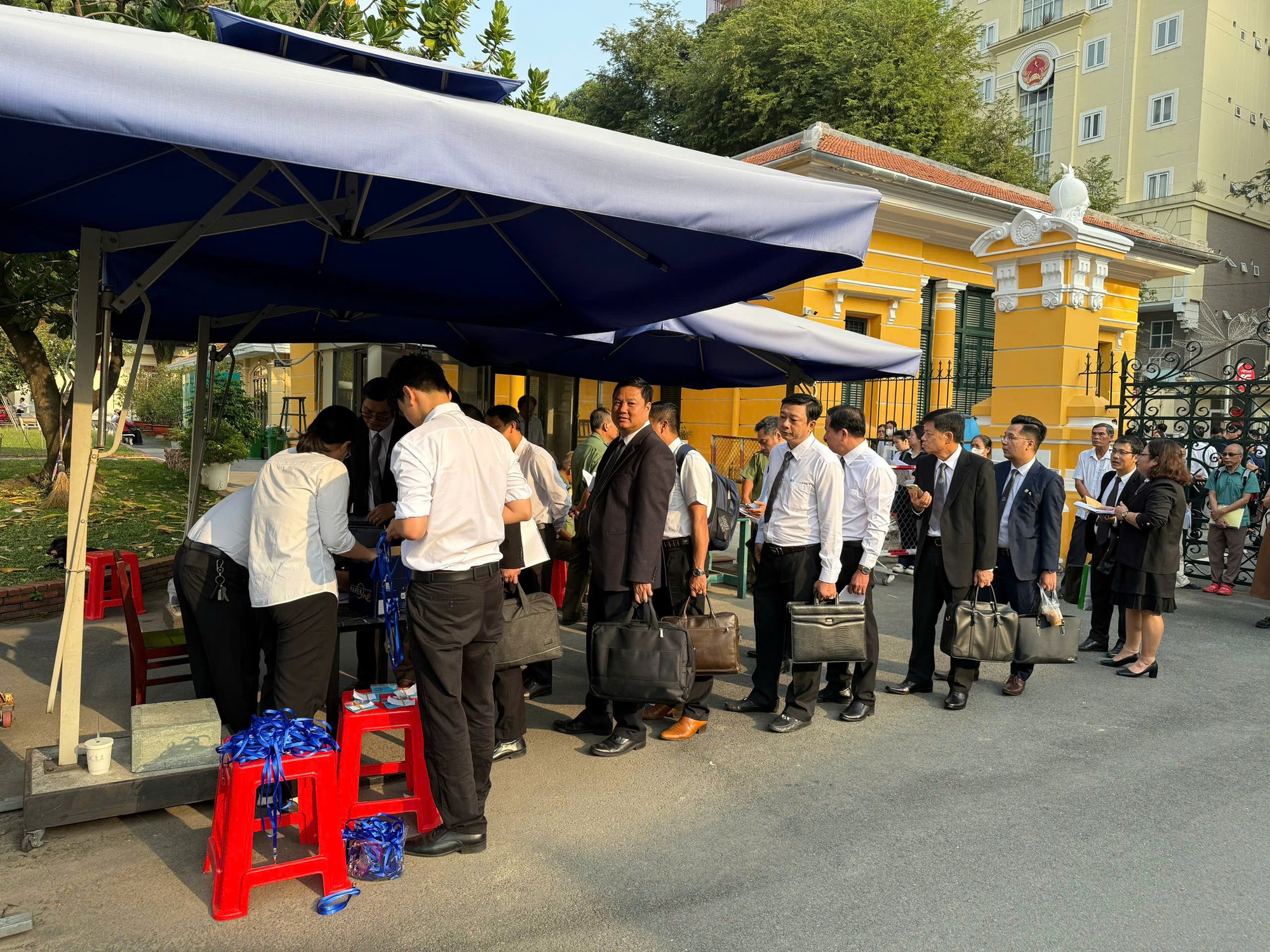 Hình ảnh 100 bị cáo hầu tòa tại TPHCM trong vụ "bão" phiếu thử nghiệm giả - Ảnh 2