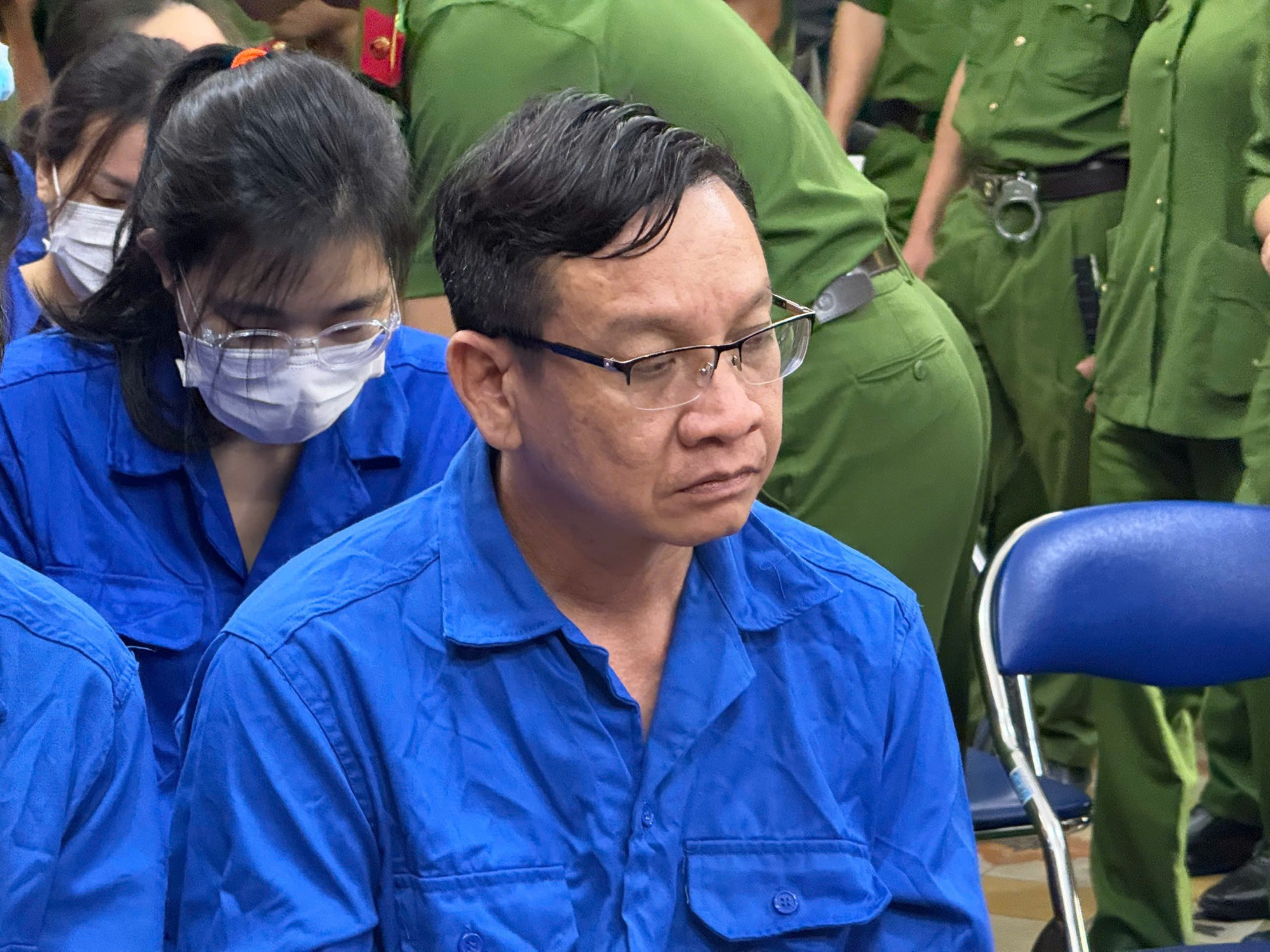 Hình ảnh 100 bị cáo hầu tòa tại TPHCM trong vụ "bão" phiếu thử nghiệm giả - Ảnh 5