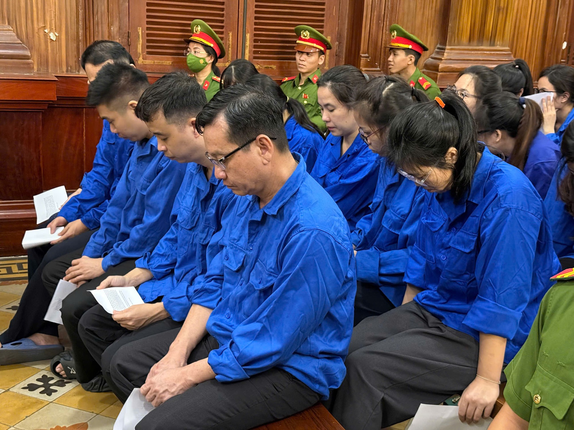 Hình ảnh 100 bị cáo hầu tòa tại TPHCM trong vụ "bão" phiếu thử nghiệm giả - Ảnh 4