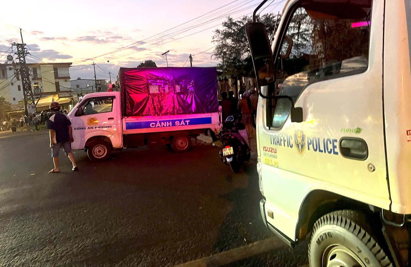 Cảnh sát phong toả căn nhà, truy tìm nghi phạm vụ cướp ngân hàng ở Gia Lai - Ảnh 6