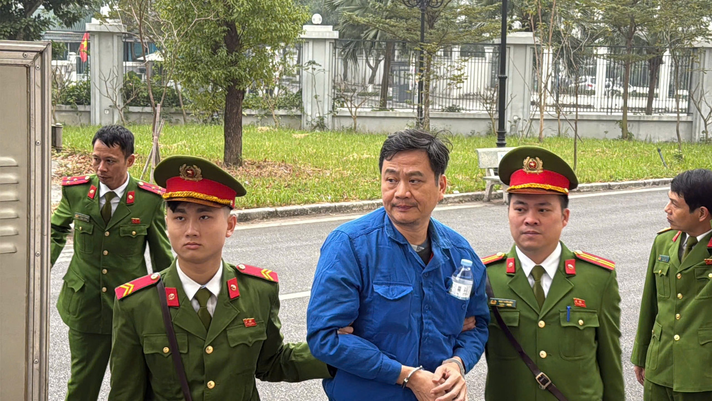 Cảnh sát dẫn giải dàn cựu lãnh đạo Tổng công ty Xi măng Việt Nam đến tòa - Ảnh 2