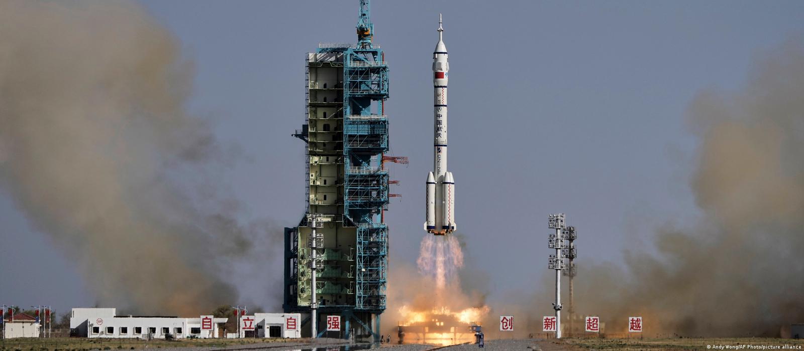 Siêu phẩm của Trung Quốc đáp mặt đất, mang về một "báu vật" và cả tin xấu khiến các chuyên gia hoảng sợ - Ảnh 2