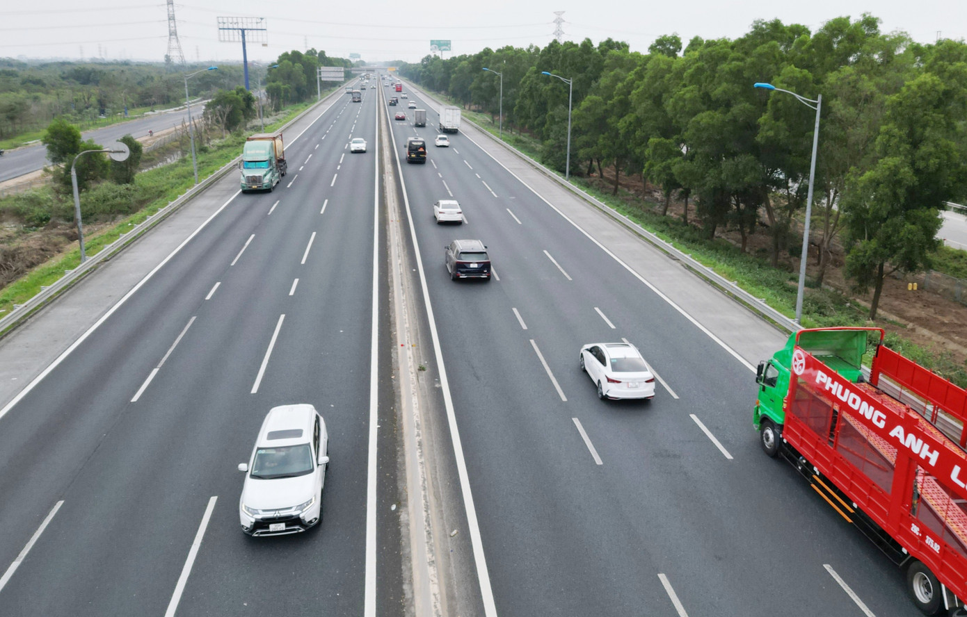 Cận cảnh cao tốc Hà Nội - Hải Phòng vừa được đề xuất mở rộng 10 làn xe - Ảnh 8