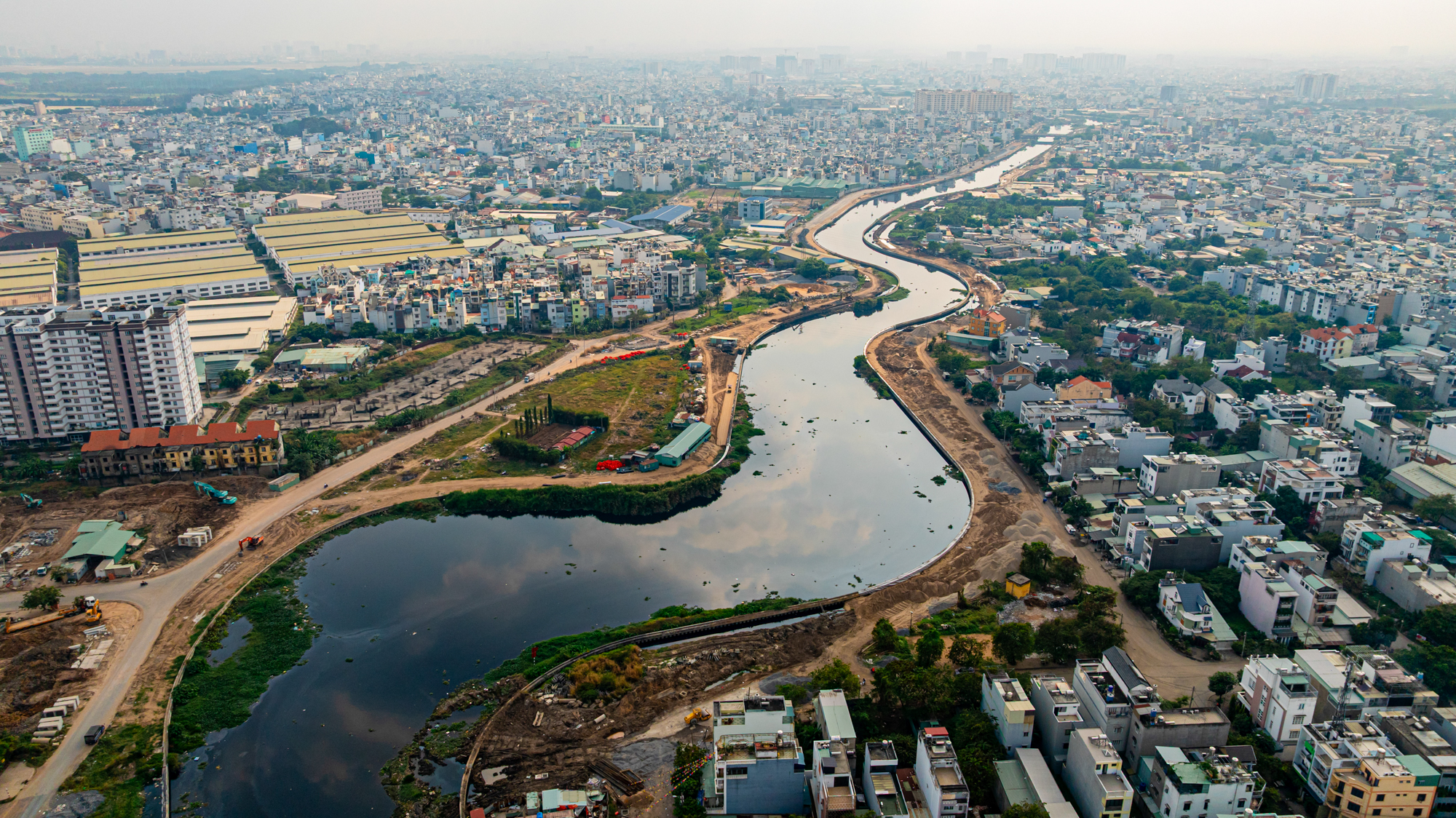 Dự án cải tạo kênh 9.000 tỷ, dài nhất TP.HCM: Đoạn đã “khoác áo mới”, đoạn vẫn ngổn ngang bùn đất - Ảnh 8