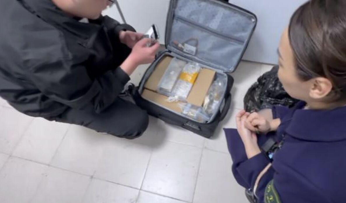 Phát hiện có người bỏ quên vali chứa 12kg vàng trị giá hơn 70 tỷ đồng trên tàu - Ảnh 3