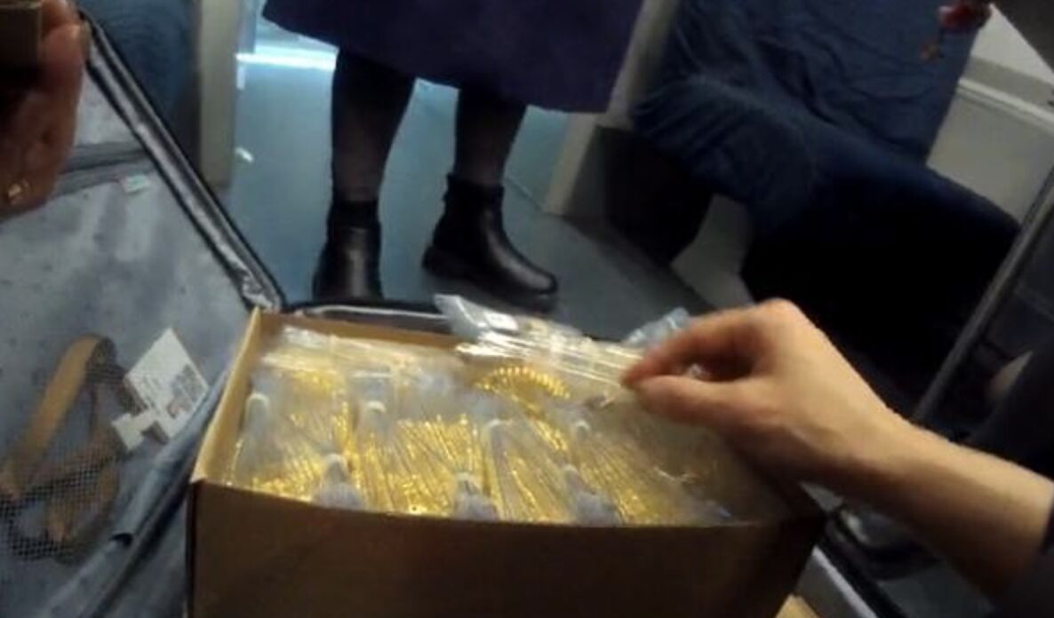 Phát hiện có người bỏ quên vali chứa 12kg vàng trị giá hơn 70 tỷ đồng trên tàu - Ảnh 2