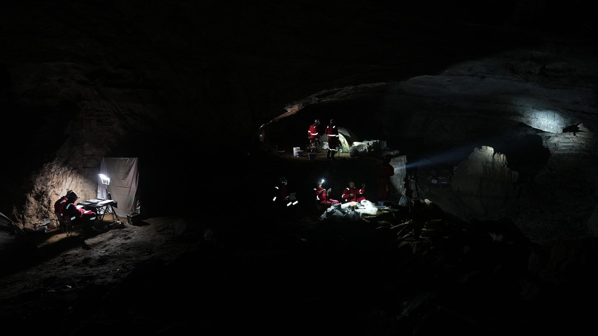 Trung Quốc đưa 28 phi hành gia tới nơi "thâm sơn cùng cốc": Ai không hiểu nói dở hơi nhưng sự thật khác xa - Ảnh 1