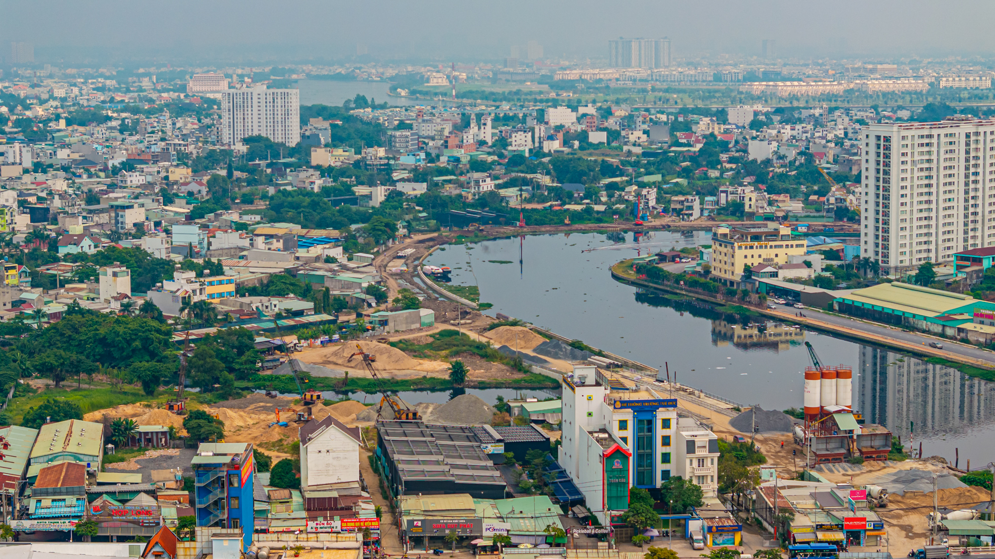 Dự án cải tạo kênh 9.000 tỷ, dài nhất TP.HCM: Đoạn đã “khoác áo mới”, đoạn vẫn ngổn ngang bùn đất - Ảnh 9