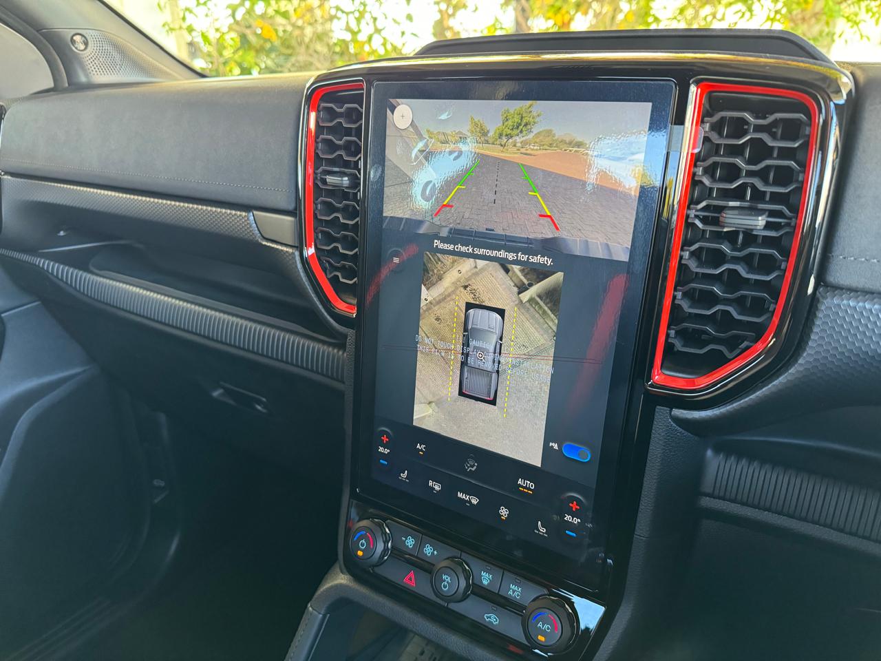 Ford Ranger Raptor máy xăng V6 về Việt Nam: Giá đồn đoán khoảng 2 tỷ đồng, nhiều trang bị hơn hẳn, dễ trở thành 'bán tải chơi' - Ảnh 8