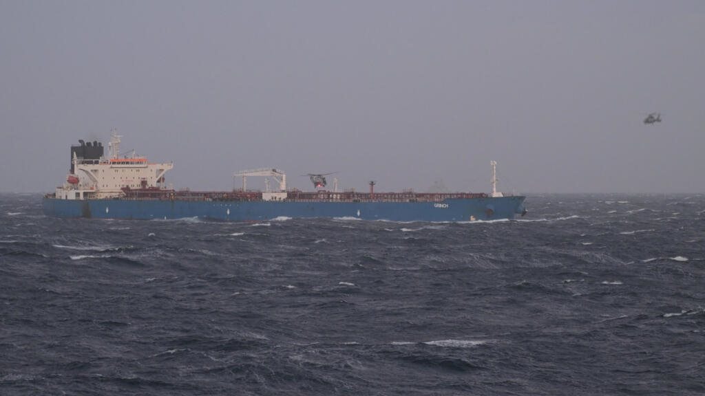 Đang chuyển dầu qua Địa Trung Hải, tàu chở dầu treo cờ Nga bất ngờ bị một quốc gia EU chặn bắt giữa biển - Ảnh 1