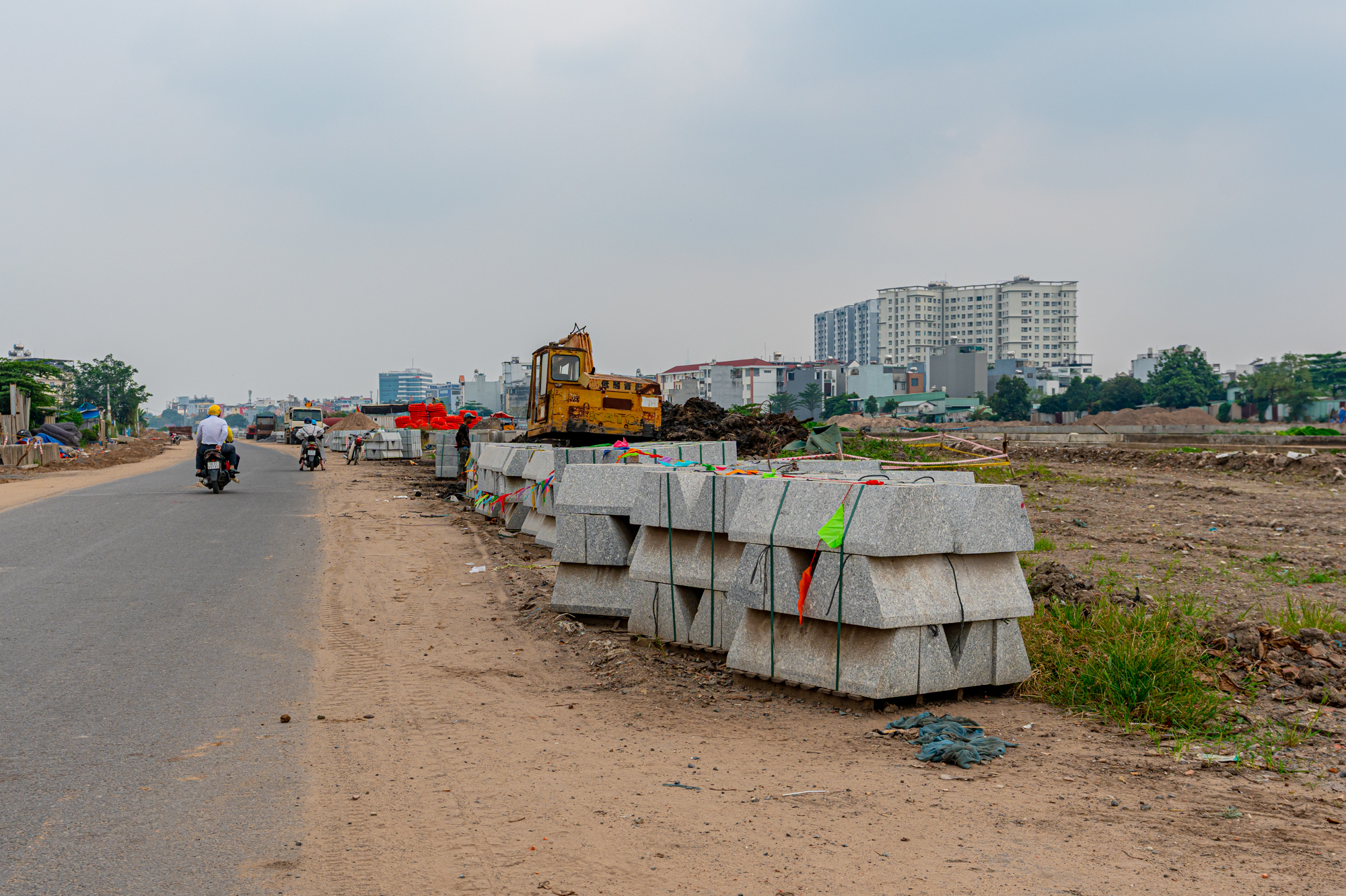 Dự án cải tạo kênh 9.000 tỷ, dài nhất TP.HCM: Đoạn đã “khoác áo mới”, đoạn vẫn ngổn ngang bùn đất - Ảnh 10