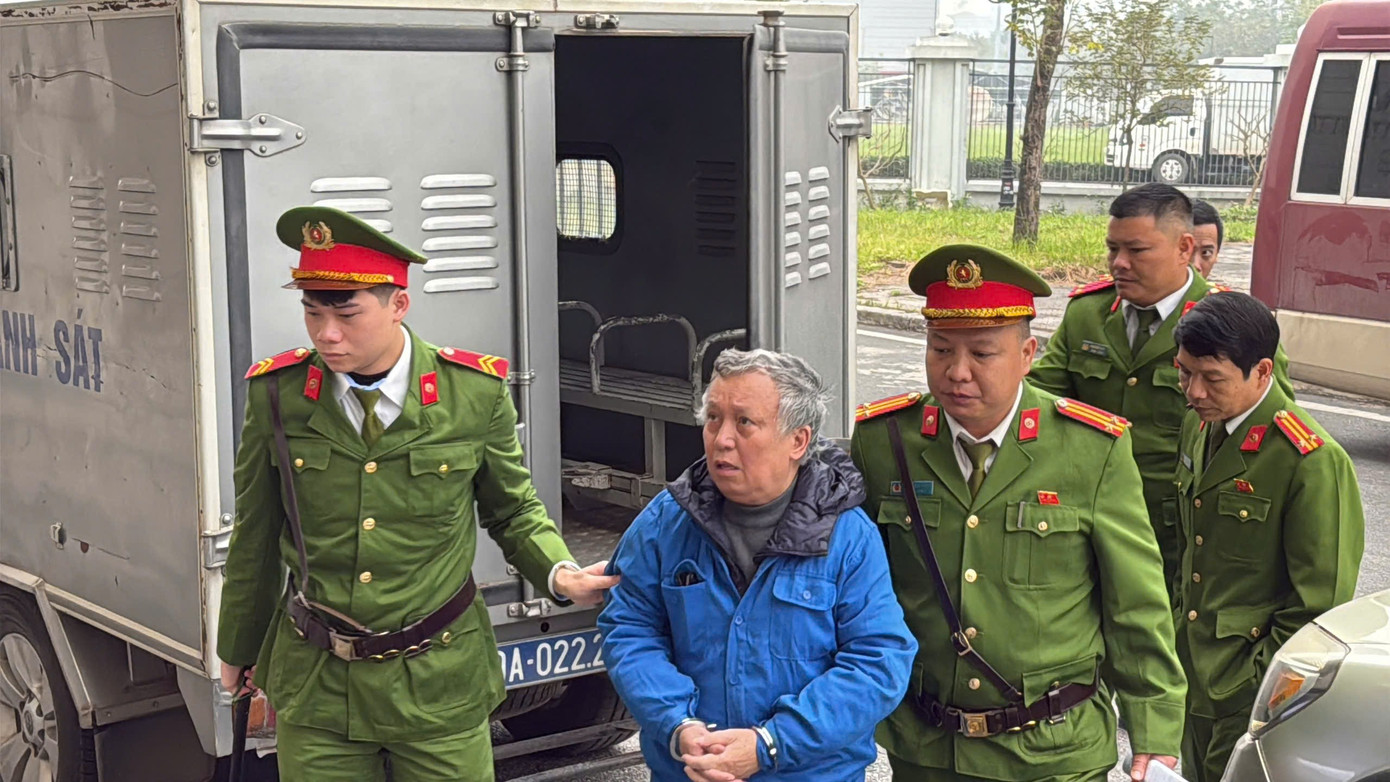 Cảnh sát dẫn giải dàn cựu lãnh đạo Tổng công ty Xi măng Việt Nam đến tòa - Ảnh 3