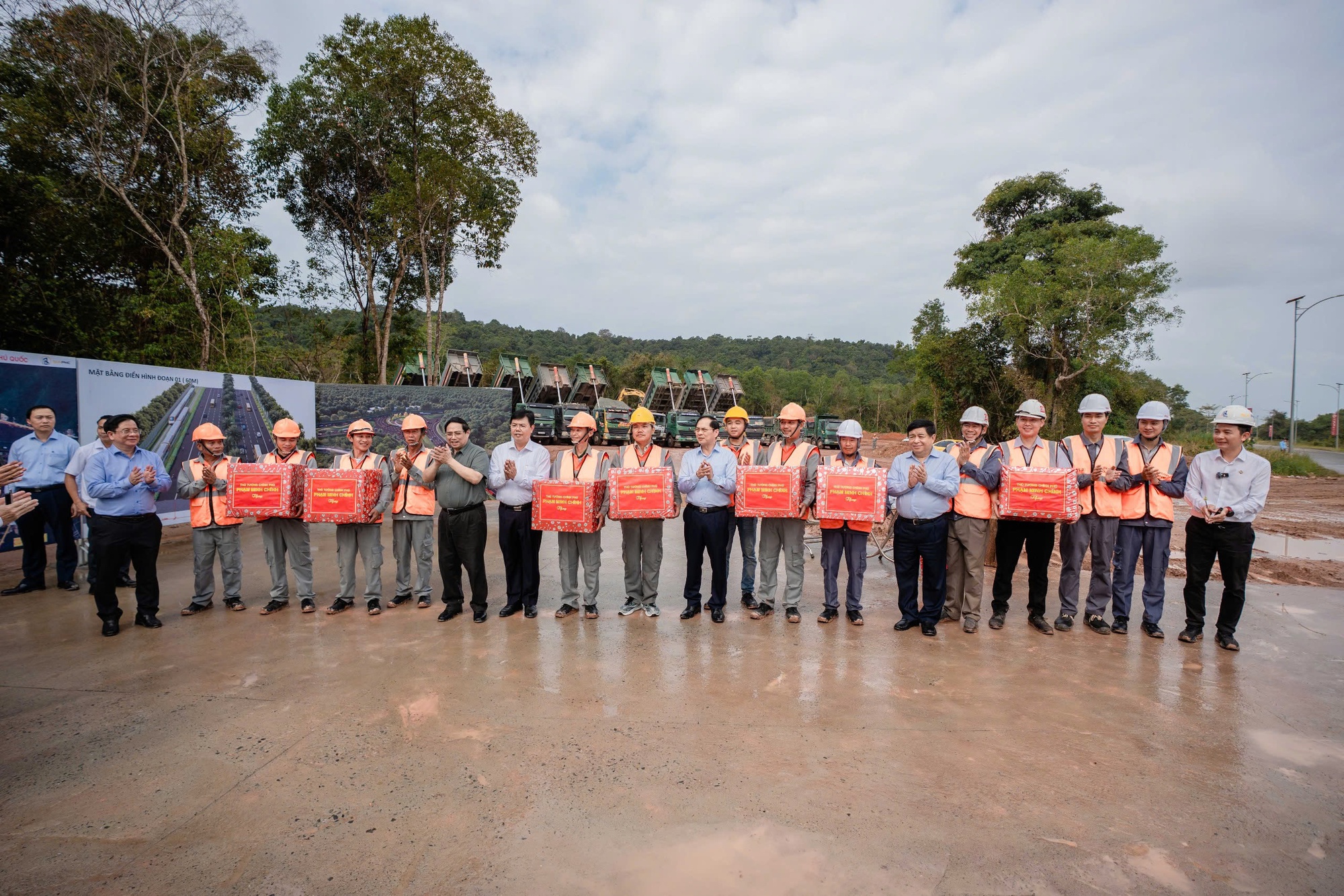 Thủ tướng đề nghị phát huy tinh thần "chỉ bàn làm, không bàn lùi" tại các dự án phục vụ APEC - Ảnh 10
