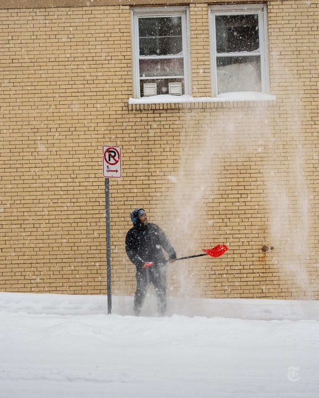 Toàn cảnh bão mùa đông lịch sử càn quét nước Mỹ: Hàng loạt bang ban bố tình trạng khẩn cấp, New York “tê liệt” trong tuyết dày 25cm, ít nhất 5 người tử vong - Ảnh 3