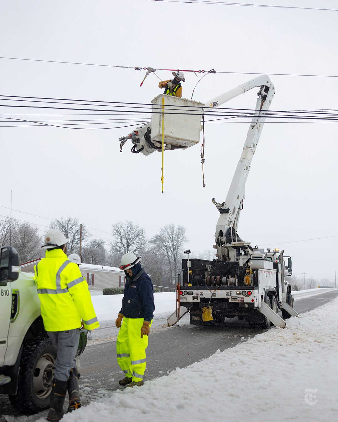 Toàn cảnh bão mùa đông lịch sử càn quét nước Mỹ: Hàng loạt bang ban bố tình trạng khẩn cấp, New York “tê liệt” trong tuyết dày 25cm, ít nhất 5 người tử vong - Ảnh 4