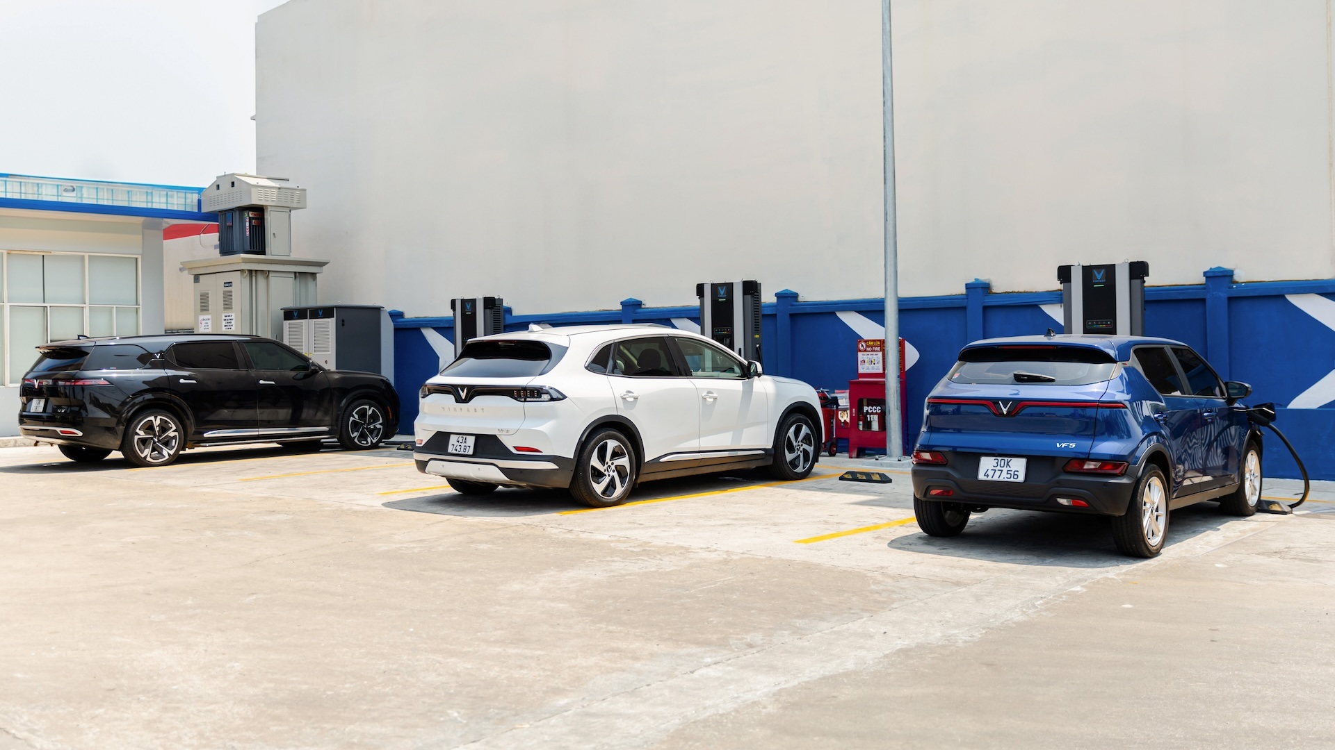 Cuộc đua giảm giá ôtô đầu năm 2026: Xe xăng 'cắt máu', xe điện miễn phí sạc - Ảnh 3