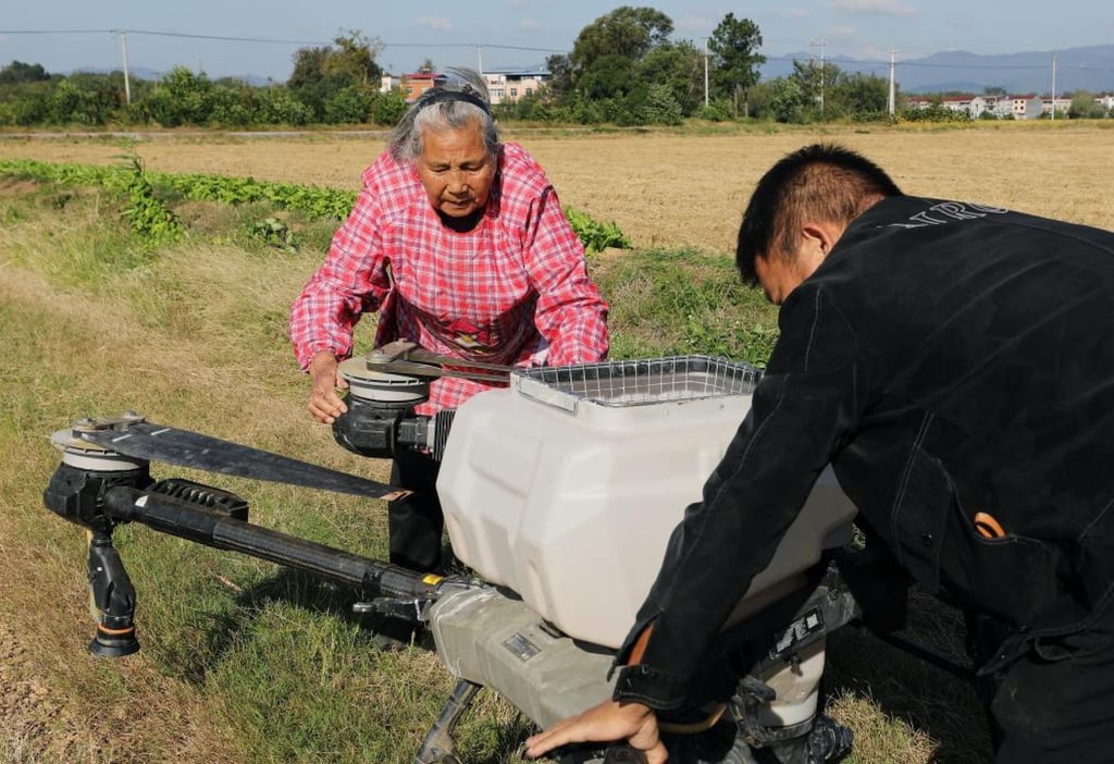 Bà ngoại 82 tuổi gây sốt mạng Trung Quốc với kỹ năng điều khiển drone nông nghiệp và bán hàng livestream - Ảnh 2