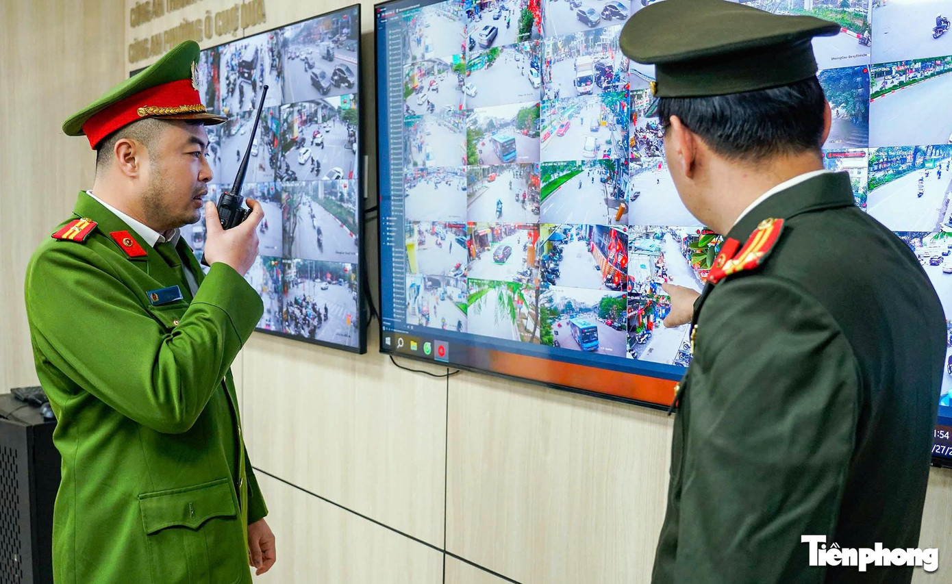 Công an phường ở Hà Nội thiết lập 'thế trận' gần 200 camera để xử lý vi phạm lấn chiếm vỉa hè - Ảnh 1