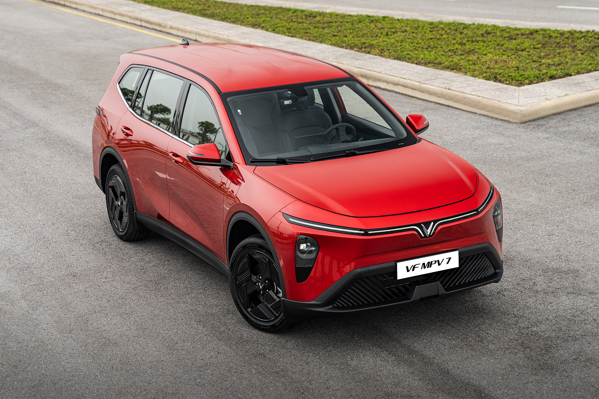 VinFast của ông Phạm Nhật Vượng tung mẫu Limo Green phiên bản 'biển trắng', giá 819 triệu đồng - Ảnh 2