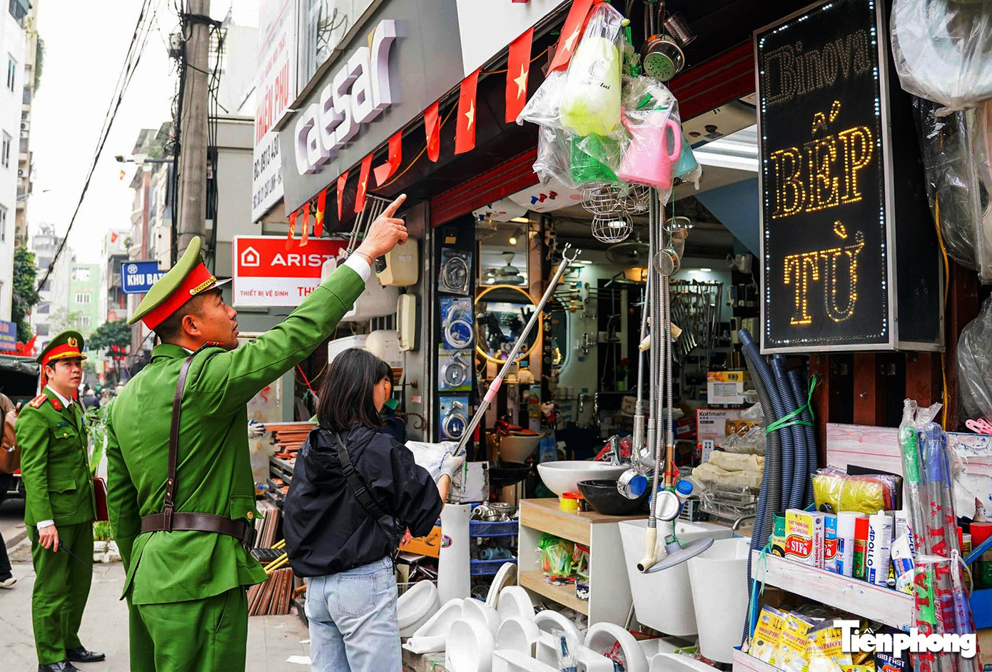 Công an phường ở Hà Nội thiết lập 'thế trận' gần 200 camera để xử lý vi phạm lấn chiếm vỉa hè - Ảnh 2