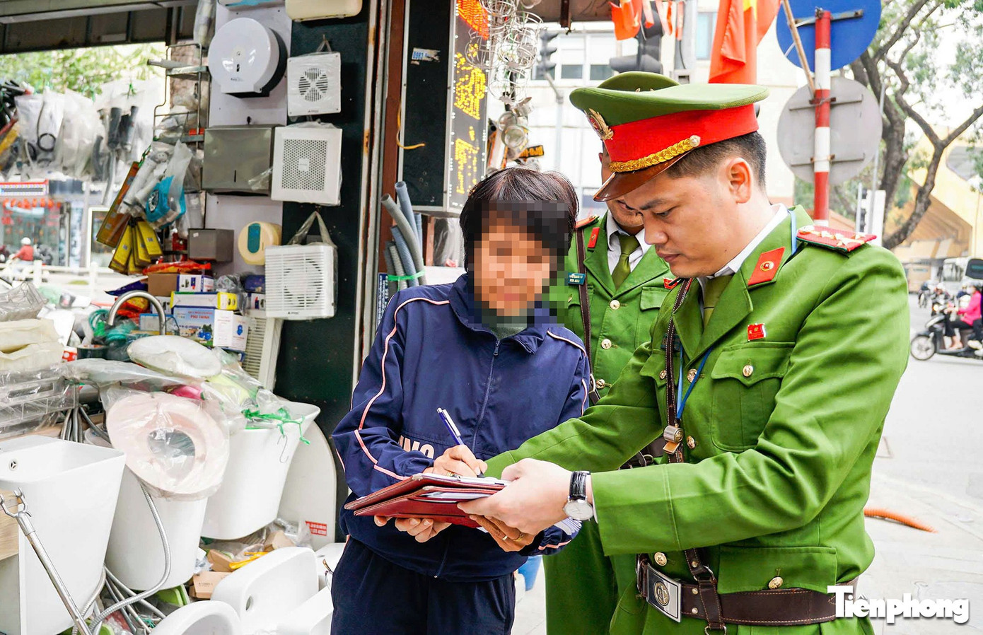 Công an phường ở Hà Nội thiết lập 'thế trận' gần 200 camera để xử lý vi phạm lấn chiếm vỉa hè - Ảnh 3