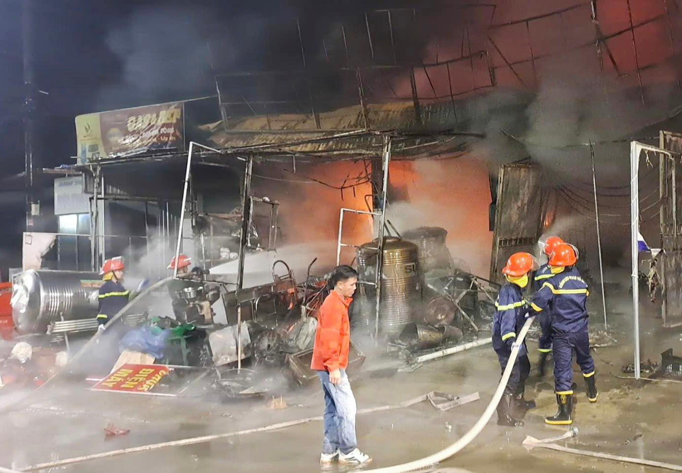 Cháy lớn thiêu rụi 2 căn nhà kinh doanh điện máy, điện lạnh ở Phú Thọ - Ảnh 2