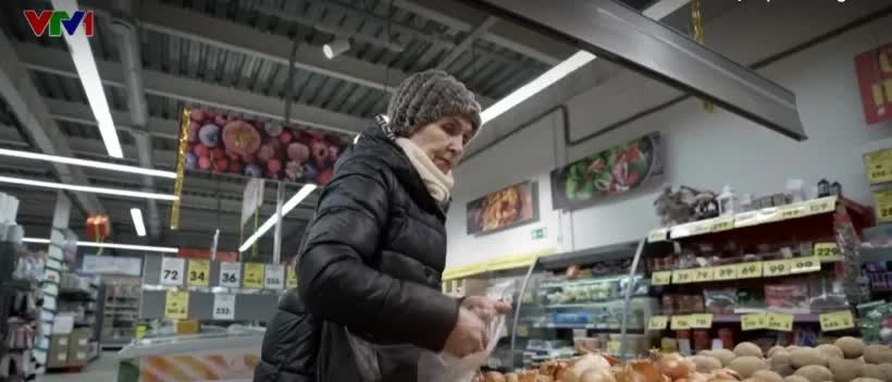 Người Nga “thắt lưng buộc bụng” dịp năm mới - Ảnh 1