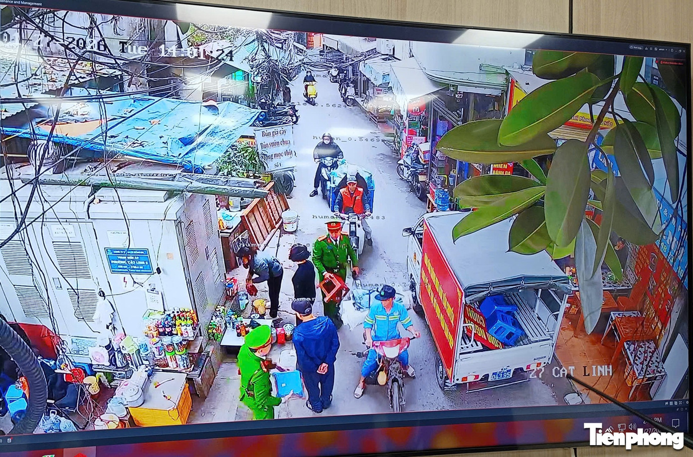 Công an phường ở Hà Nội thiết lập 'thế trận' gần 200 camera để xử lý vi phạm lấn chiếm vỉa hè - Ảnh 5