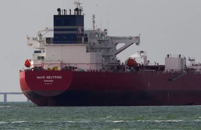 Không phải Nga hay Venezuela, hơn 170 triệu thùng dầu của một quốc gia châu Á đang lênh đênh trên biển, chuyện gì đang xảy ra? - Ảnh 1