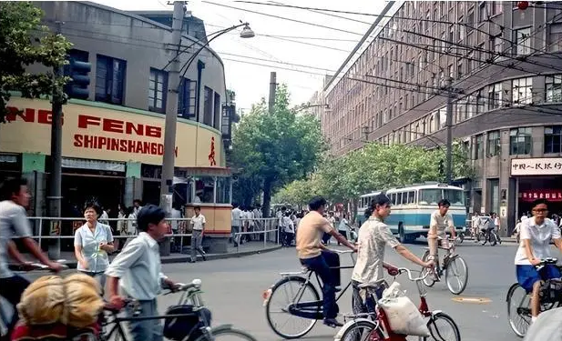 Ảnh cũ Thượng Hải thập niên 1980: Phương tiện này thống trị đường phố, có nơi 40 năm chưa hề khác - Ảnh 17