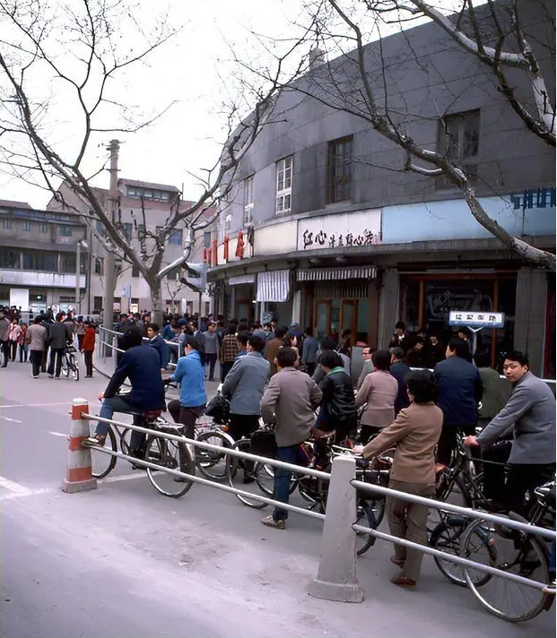 Ảnh cũ Thượng Hải thập niên 1980: Phương tiện này thống trị đường phố, có nơi 40 năm chưa hề khác - Ảnh 22