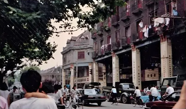 Ảnh cũ Thượng Hải thập niên 1980: Phương tiện này thống trị đường phố, có nơi 40 năm chưa hề khác - Ảnh 27