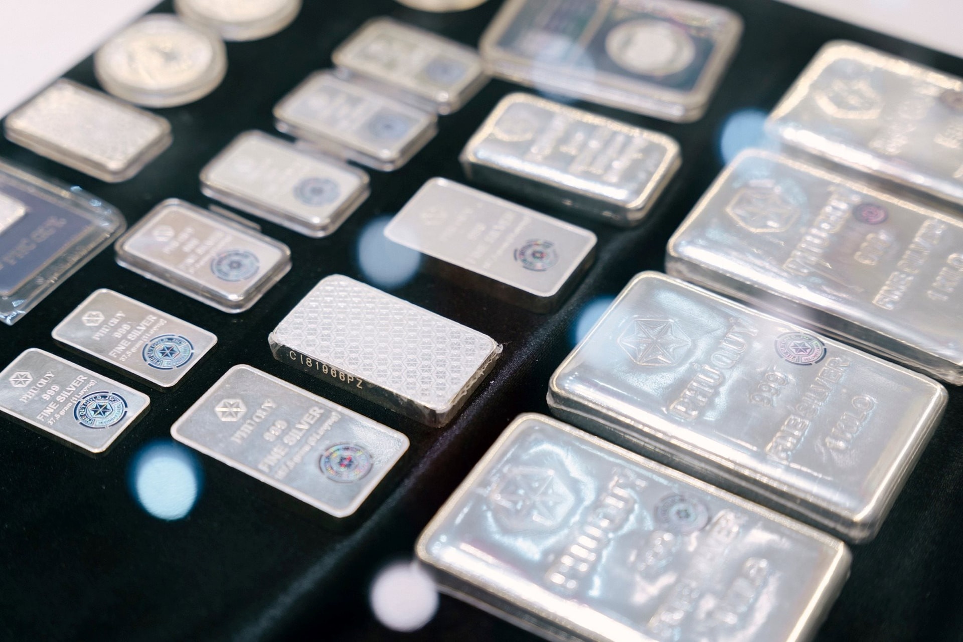 Bạc rơi thẳng đứng - mất 22 triệu đồng/kg từ đỉnh - Ảnh 1