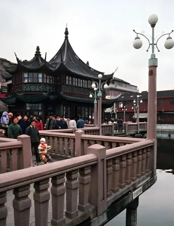 Ảnh cũ Thượng Hải thập niên 1980: Phương tiện này thống trị đường phố, có nơi 40 năm chưa hề khác - Ảnh 4