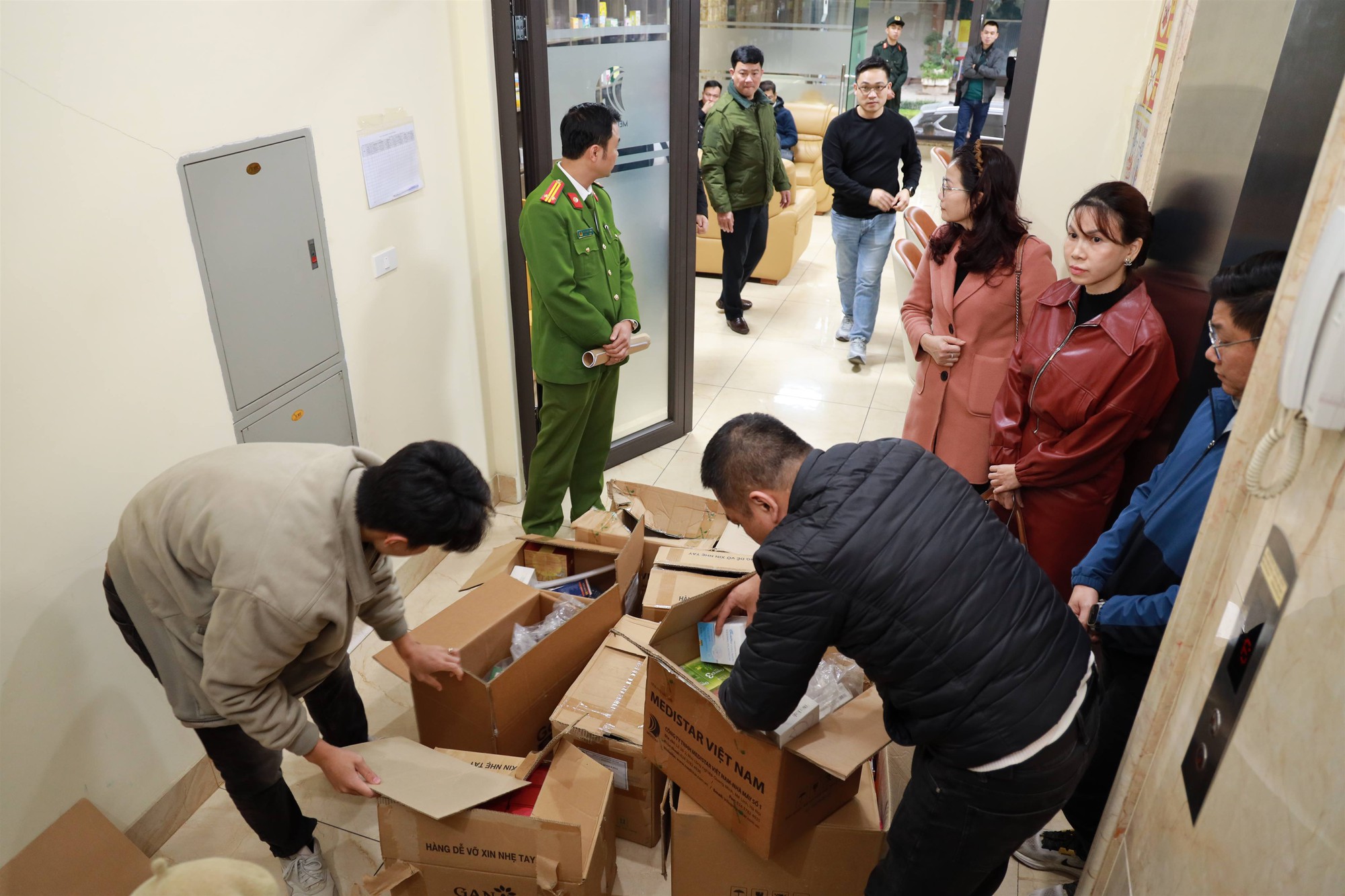 Phanh phui “đế chế” thực phẩm chức năng giả doanh thu 1.800 tỷ: Hàng trăm tấn collagen, vitamin tuồn ra thị trường suốt 13 năm - Ảnh 2