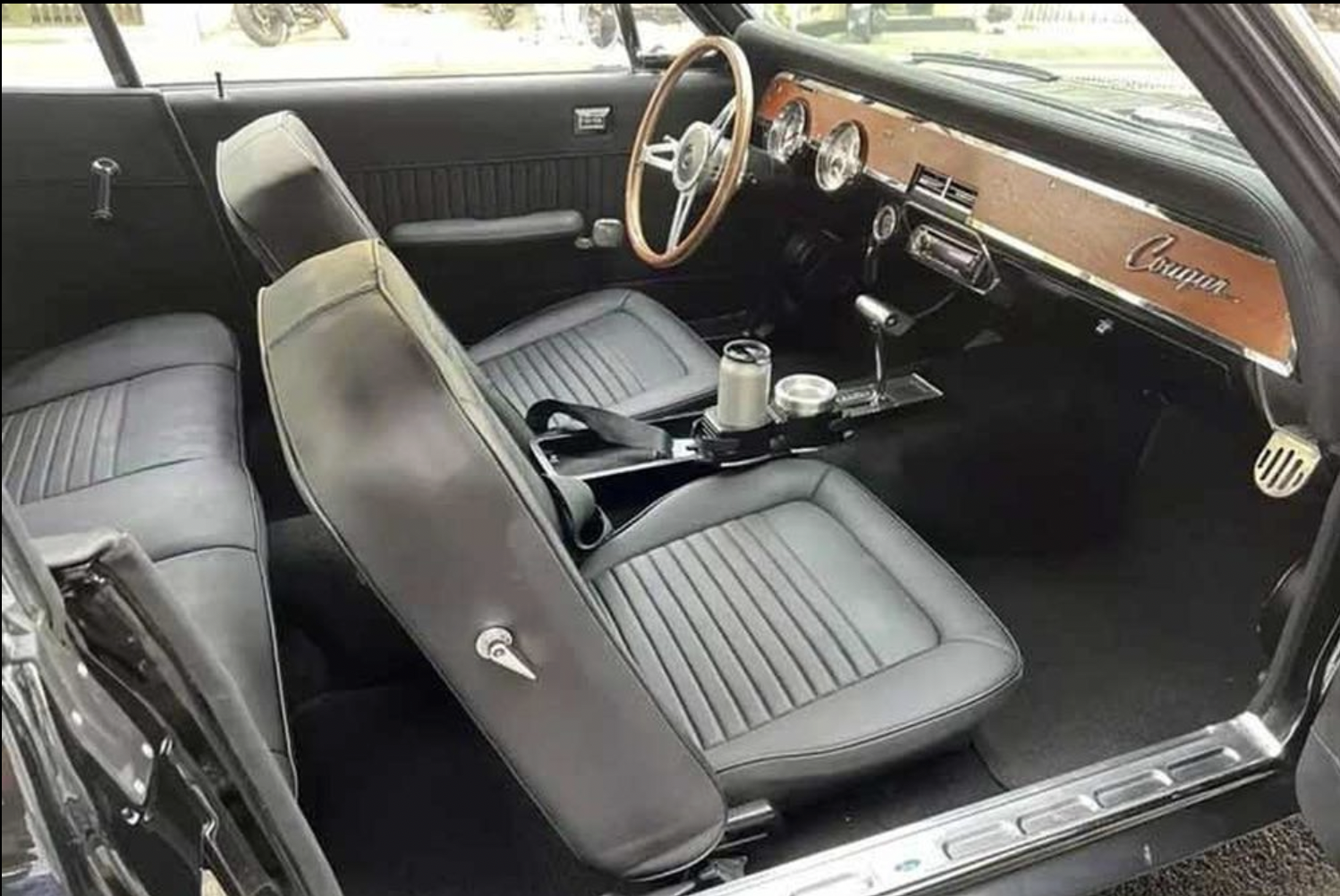 Ông Đặng Lê Nguyên Vũ cầm lái ‘hàng hiếm’ Mercury Cougar 1968 xuống phố: Gần 60 năm tuổi vẫn chạy bốc, mảnh ghép mới trong bộ sưu tập 4.000 tỷ đồng - Ảnh 4