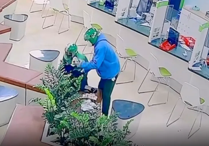 Truy bắt 2 nghi phạm mặc áo Grab cướp ngân hàng ở Gia Lai, lấy đi 1,8 tỷ đồng - Ảnh 1