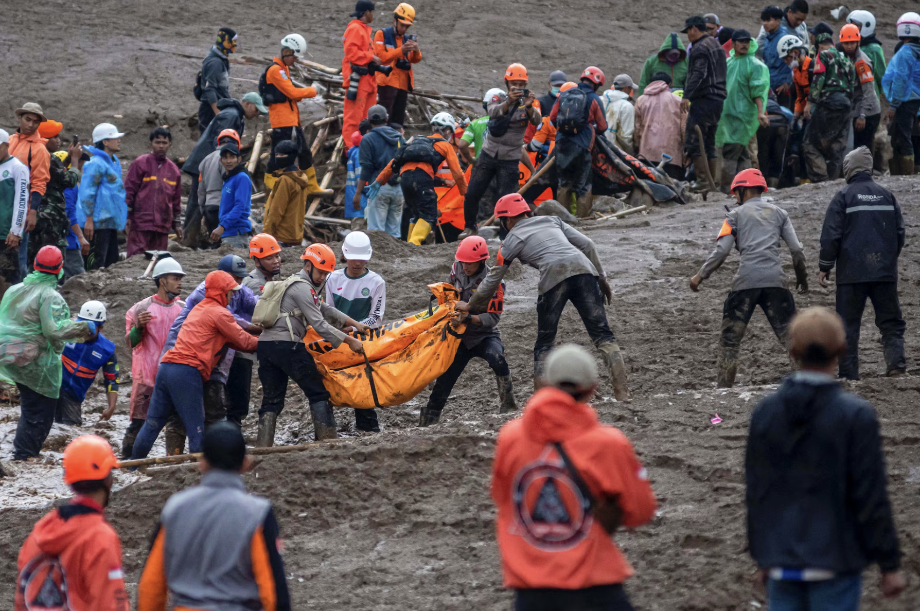 Sạt lở đất ở Indonesia khiến gần 100 người thiệt mạng và mất tích, người dân đào bới tuyệt vọng giữa biển bùn đặc quánh - Ảnh 2