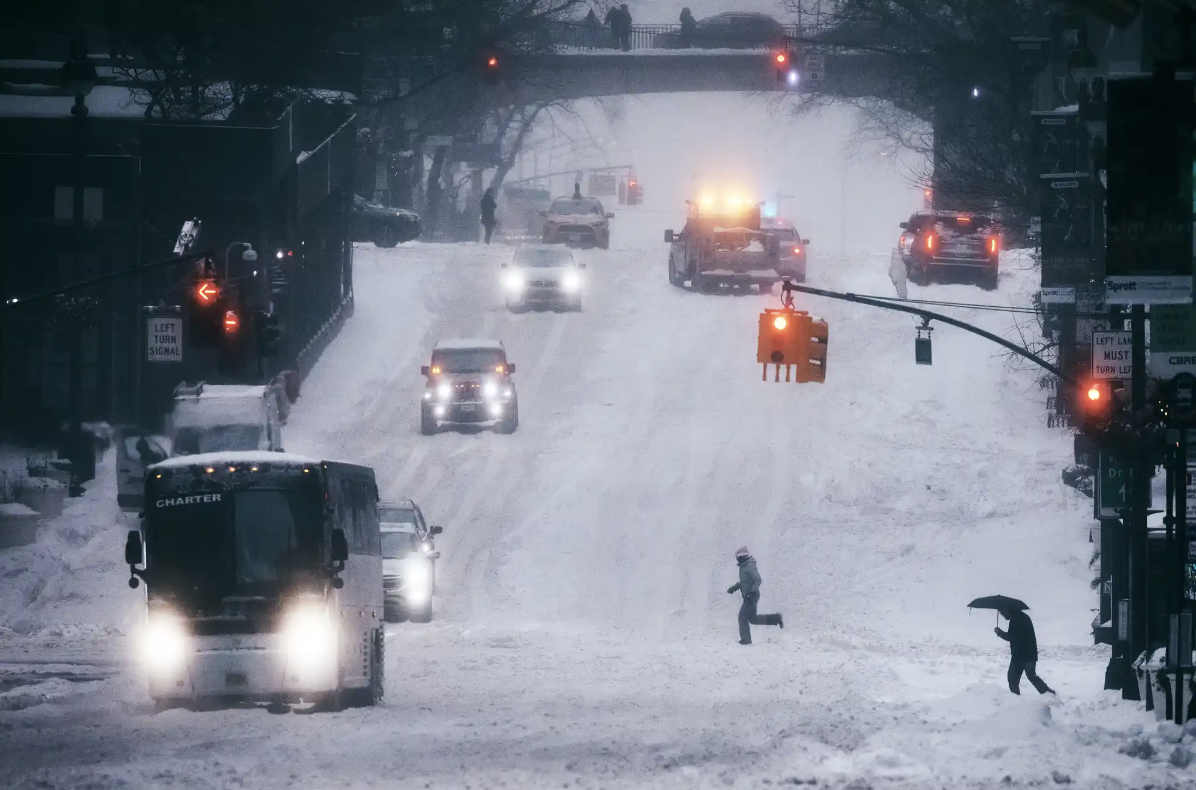 New York: 10 người tử vong ngoài đường trong trận bão tuyết lịch sử nước Mỹ, tình hình ngày càng tồi tệ - Ảnh 2