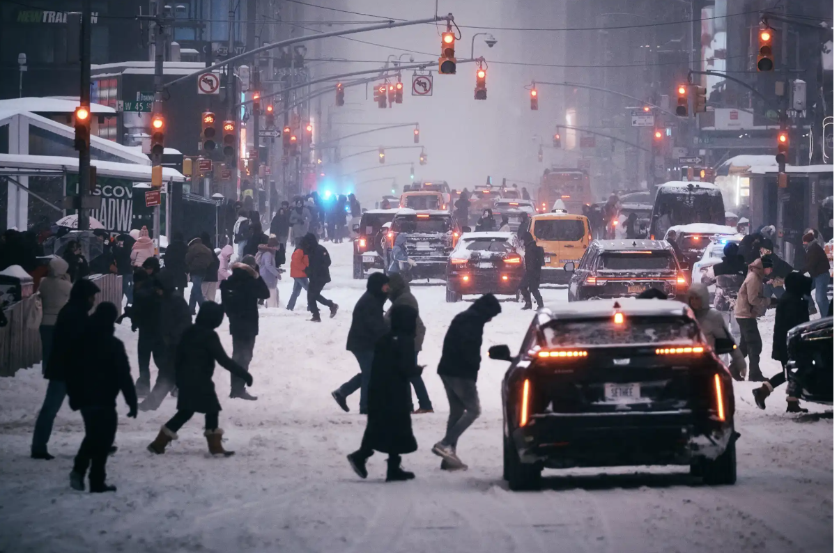 New York: 10 người tử vong ngoài đường trong trận bão tuyết lịch sử nước Mỹ, tình hình ngày càng tồi tệ - Ảnh 1