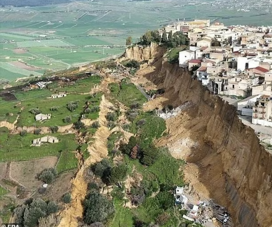 Hình ảnh gây sốc ở Ý: Hàng loạt nhà của lơ lửng trên vách đá, hơn 1.500 người dân được sơ tán sau mưa bão - Ảnh 1