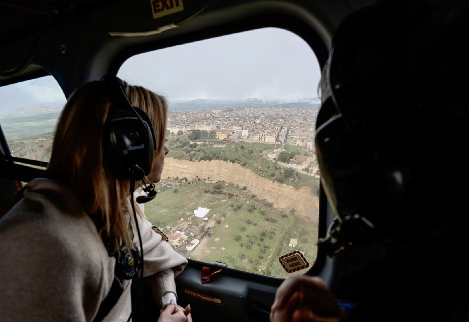Hình ảnh gây sốc ở Ý: Hàng loạt nhà của lơ lửng trên vách đá, hơn 1.500 người dân được sơ tán sau mưa bão - Ảnh 3