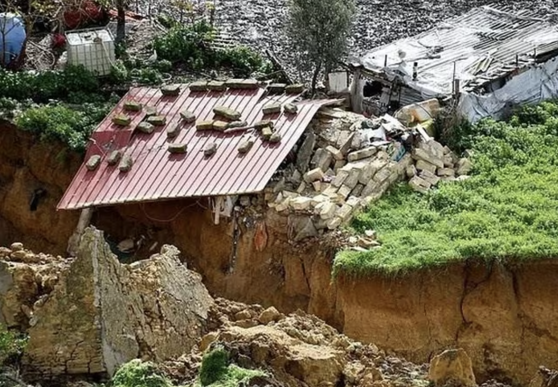 Hình ảnh gây sốc ở Ý: Hàng loạt nhà của lơ lửng trên vách đá, hơn 1.500 người dân được sơ tán sau mưa bão - Ảnh 2