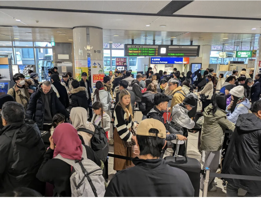 Cảnh tượng không tưởng ở sân bay Nhật Bản giữa đợt tuyết lớn kỷ lục - Ảnh 4