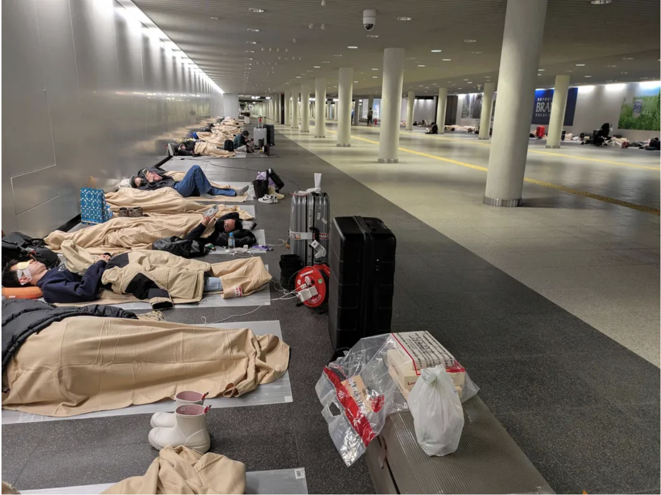 Cảnh tượng không tưởng ở sân bay Nhật Bản giữa đợt tuyết lớn kỷ lục - Ảnh 3