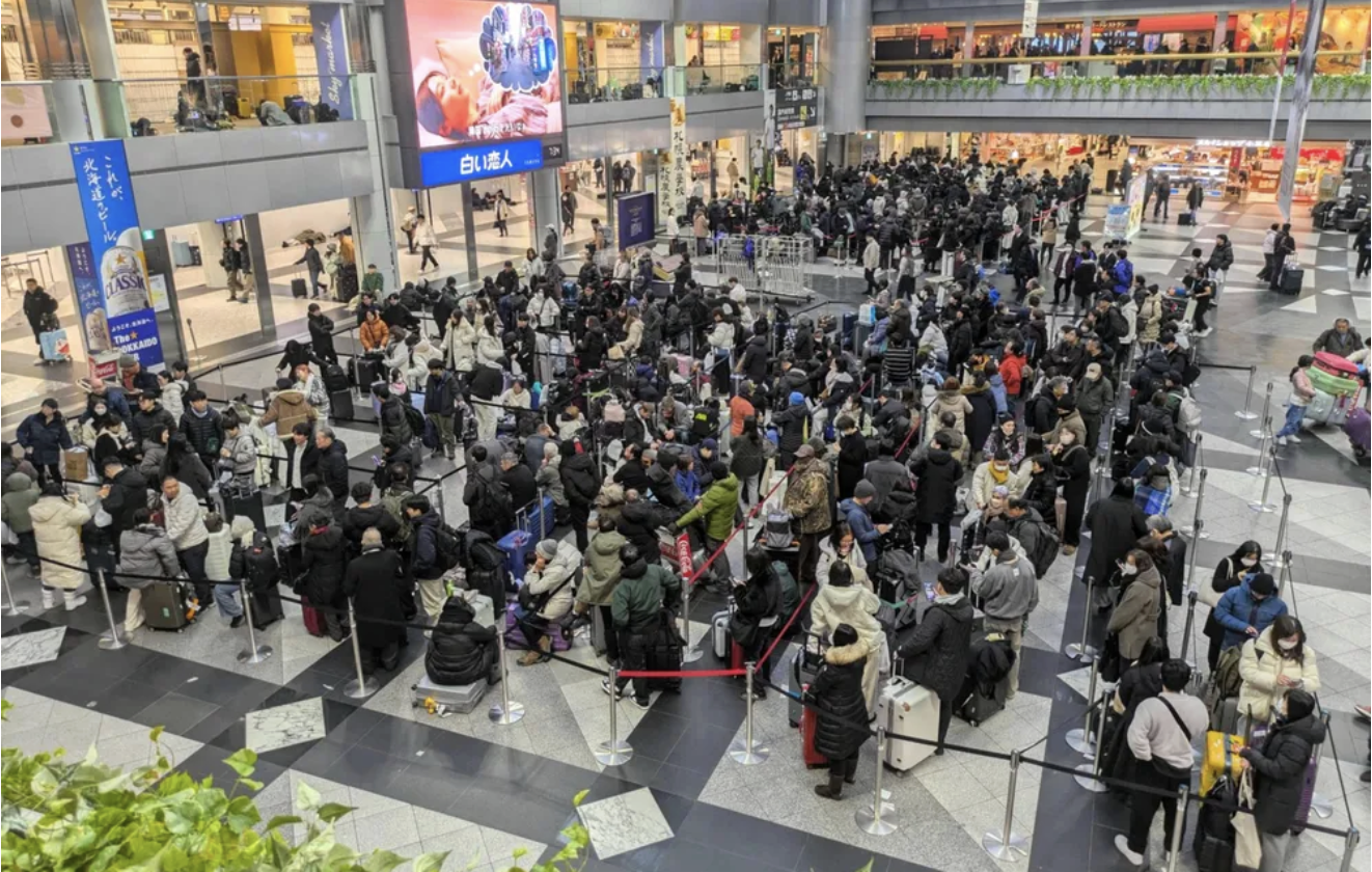 Cảnh tượng không tưởng ở sân bay Nhật Bản giữa đợt tuyết lớn kỷ lục - Ảnh 1