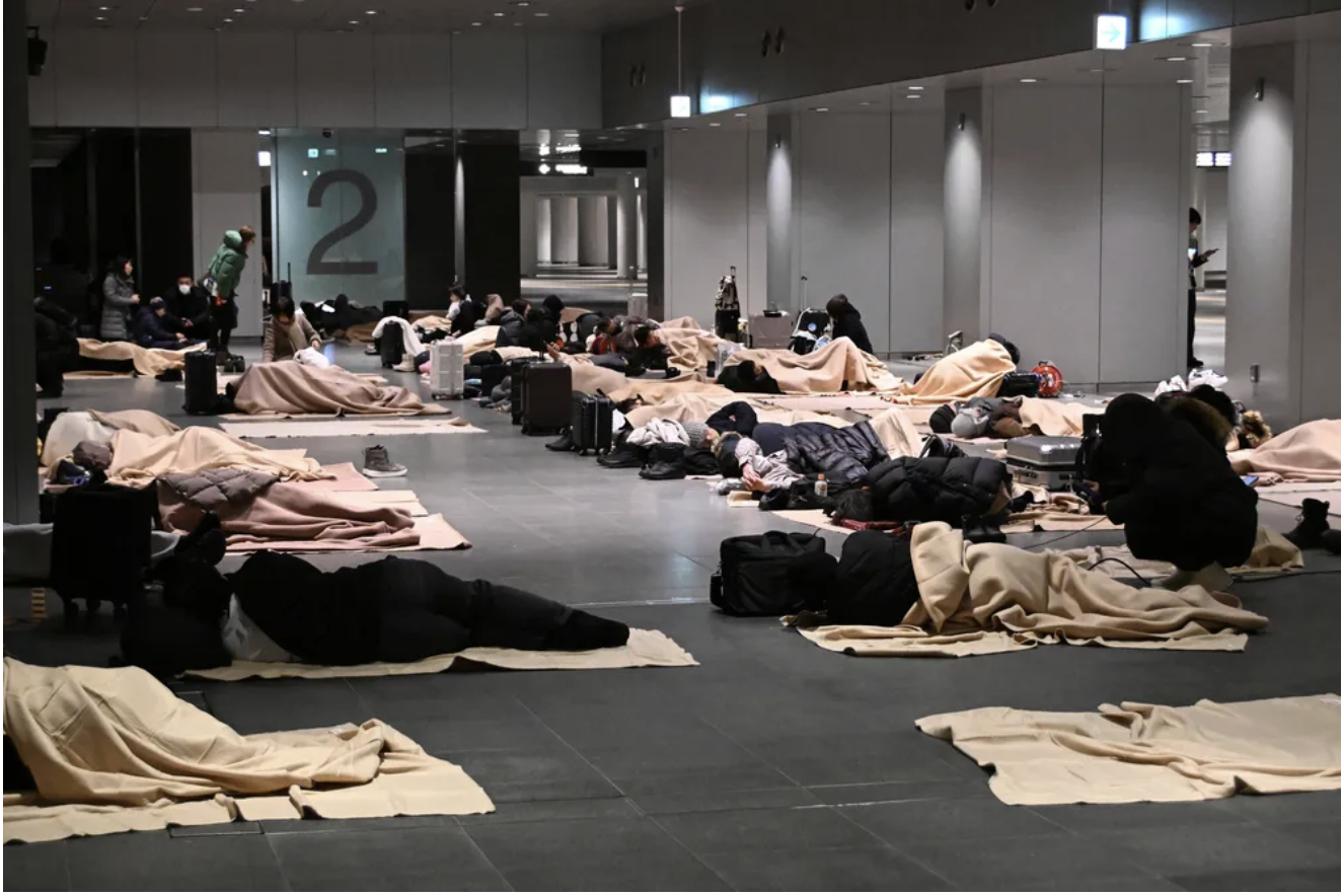 Cảnh tượng không tưởng ở sân bay Nhật Bản giữa đợt tuyết lớn kỷ lục - Ảnh 2