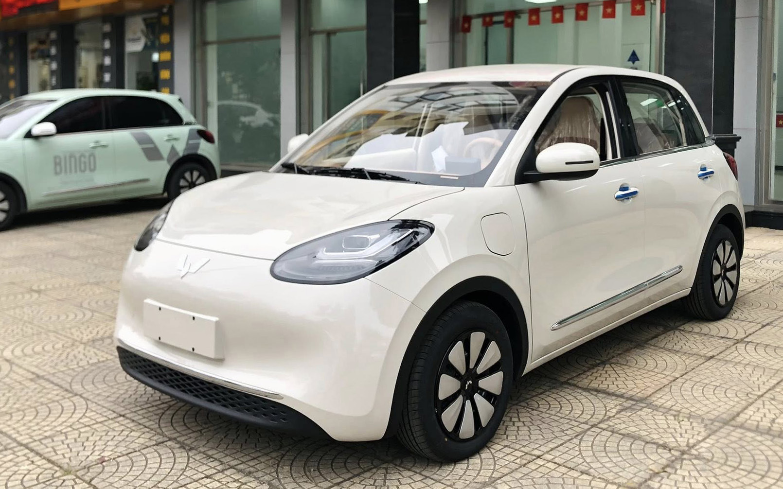 Ảnh thực tế Wuling Bingo 2026 tại Việt Nam: Giá dự kiến từ 399 triệu đồng, cần số như Mercedes, camera 360, đổi cổng sạc từng gây tranh cãi - Ảnh 1