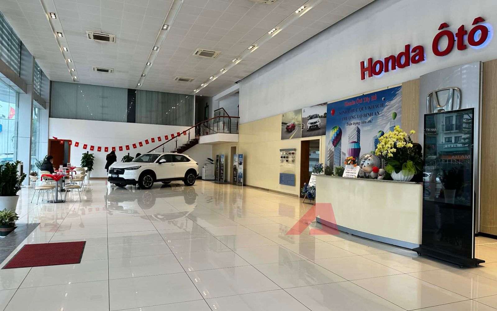 Xe Nhật 'cháy hàng' trước Tết: Người Việt mua ô tô giờ phải… xếp hàng chờ - Ảnh 1