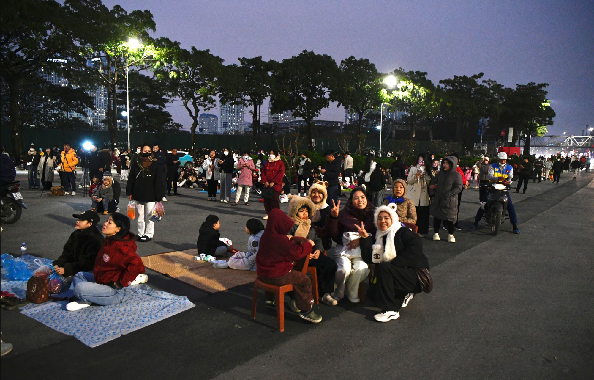 Nóng nhất Hà Nội hôm nay: Sun Group chuẩn bị 950 giàn phun, 4.400 ống pháo hỏa thuật cùng 4.600 pháo hoa nổ tầm cao, sẵn sàng cho “concert pháo hoa quốc gia” - Ảnh 1